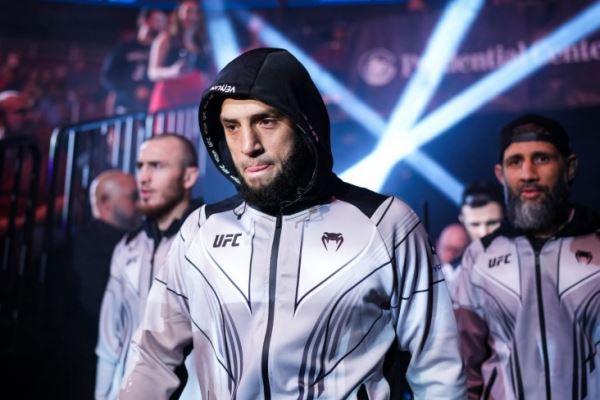 Икрам Алискеров — Роберт Уиттакер, как закончился бой, кто победил, UFC в Саудовской Аравии, результаты боёв